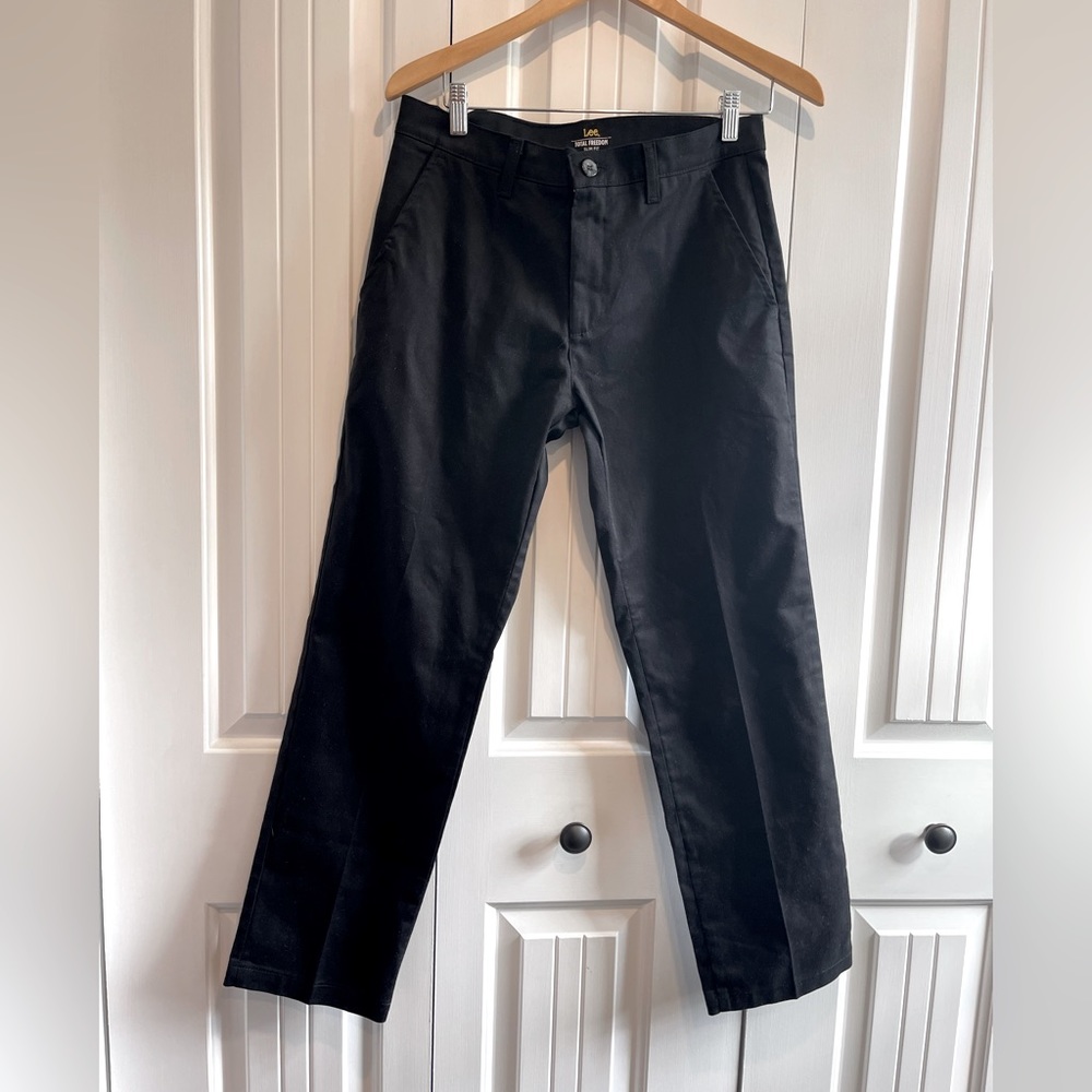 Lee Men's Total Freedom Stretch Slim Fit Flat Front Pant Black Size 30W x 30L US
